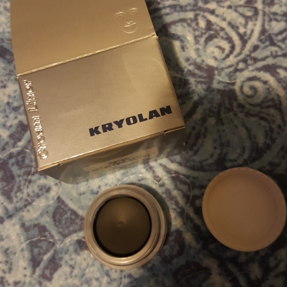 Black gel eyeliner